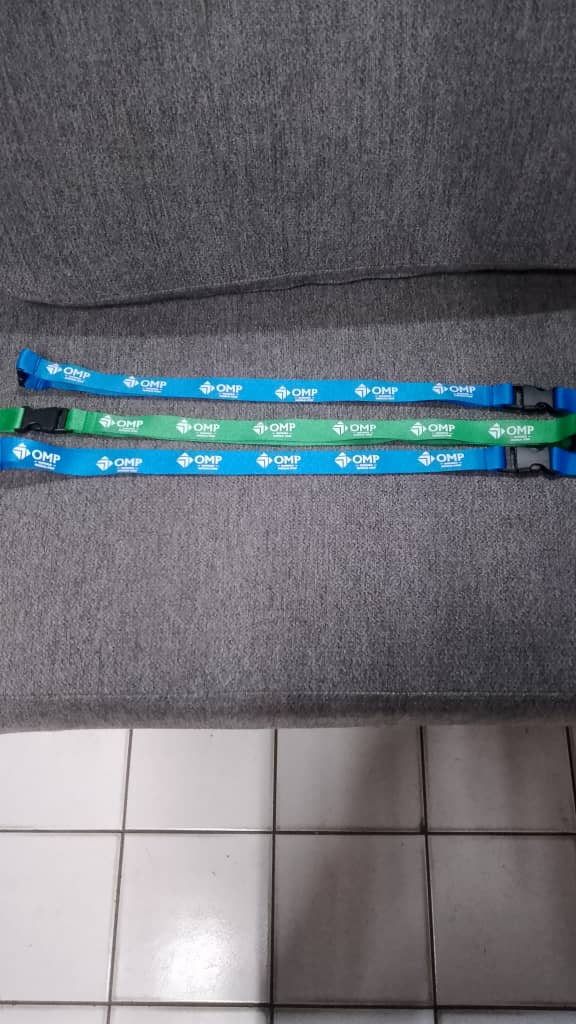 Lanyards Personnalisés OMP - Cordons porte-badge OMP imprimés en bleu et vert, logo sérigraphié haute qualité
